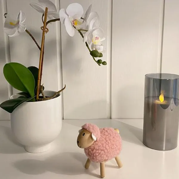 Hovedbilde Sau av tre med rosa ull, furu