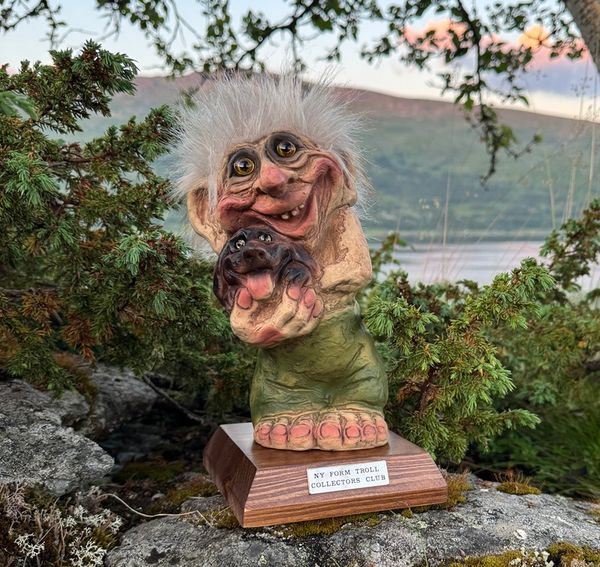 Main Image Club Troll 2025, Troll with dog (Troll #528)
