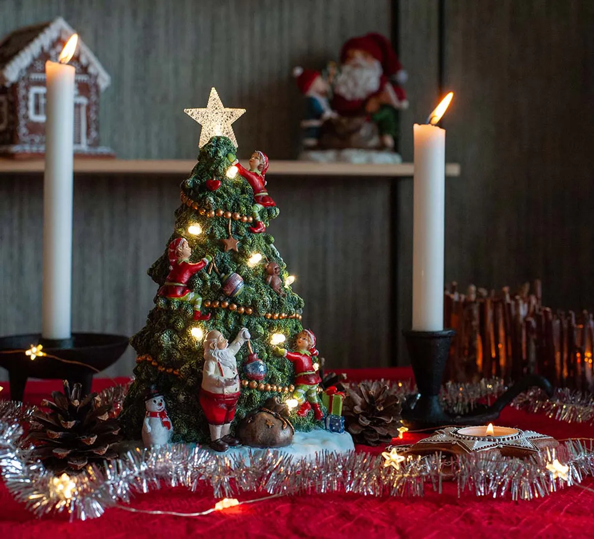 Pyntet juletre med LEDlys, grønt