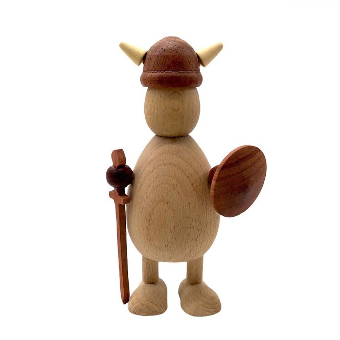 Hovedbilde Viking av tre med kort kappe