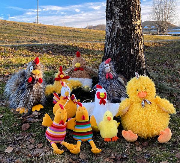 Hovedbilde Strikket høne med rosa striper