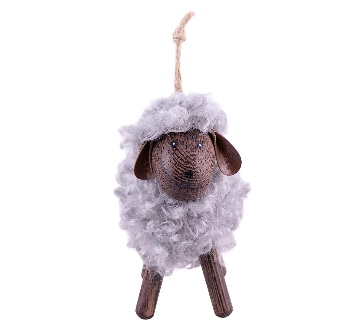 Sau av tre med grå ull, hengende