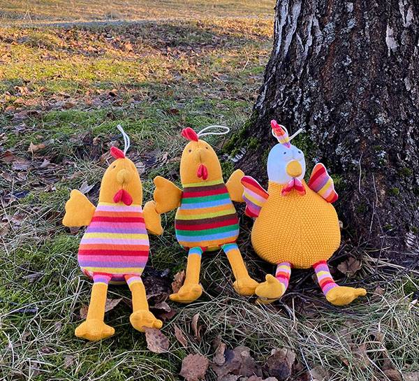 Hovedbilde Strikket høne med rosa stripete ben