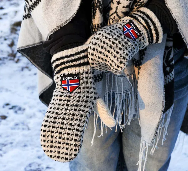 Main Image Knitted mittens Islender, white/black